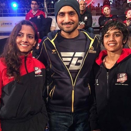 Harbhajan Singh runs into Phogat sisters during Pro Wrestling League